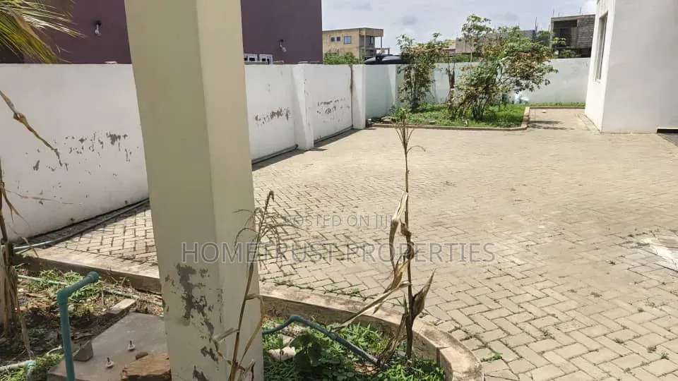 4bdrm House in Tema Community 25 for sale