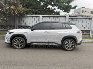Toyota Corolla Cross Hybrid XSE AWD 2025 Silver
