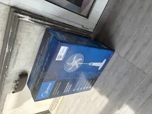 A Wider Air Circulation Midea 18′′ Rechargeable Standing Fan