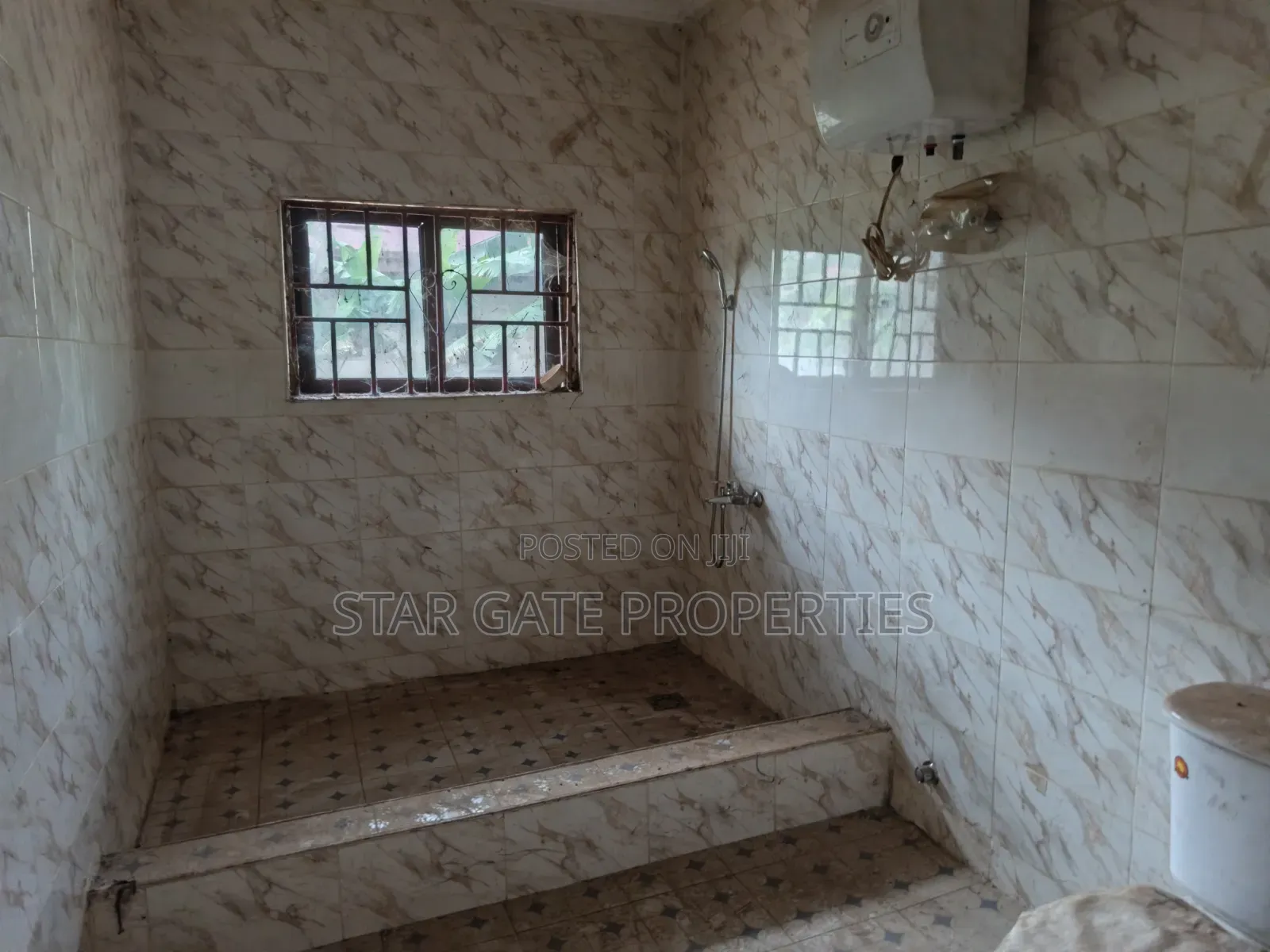 5bdrm House in Adankwaame, Kumasi Metropolitan for sale