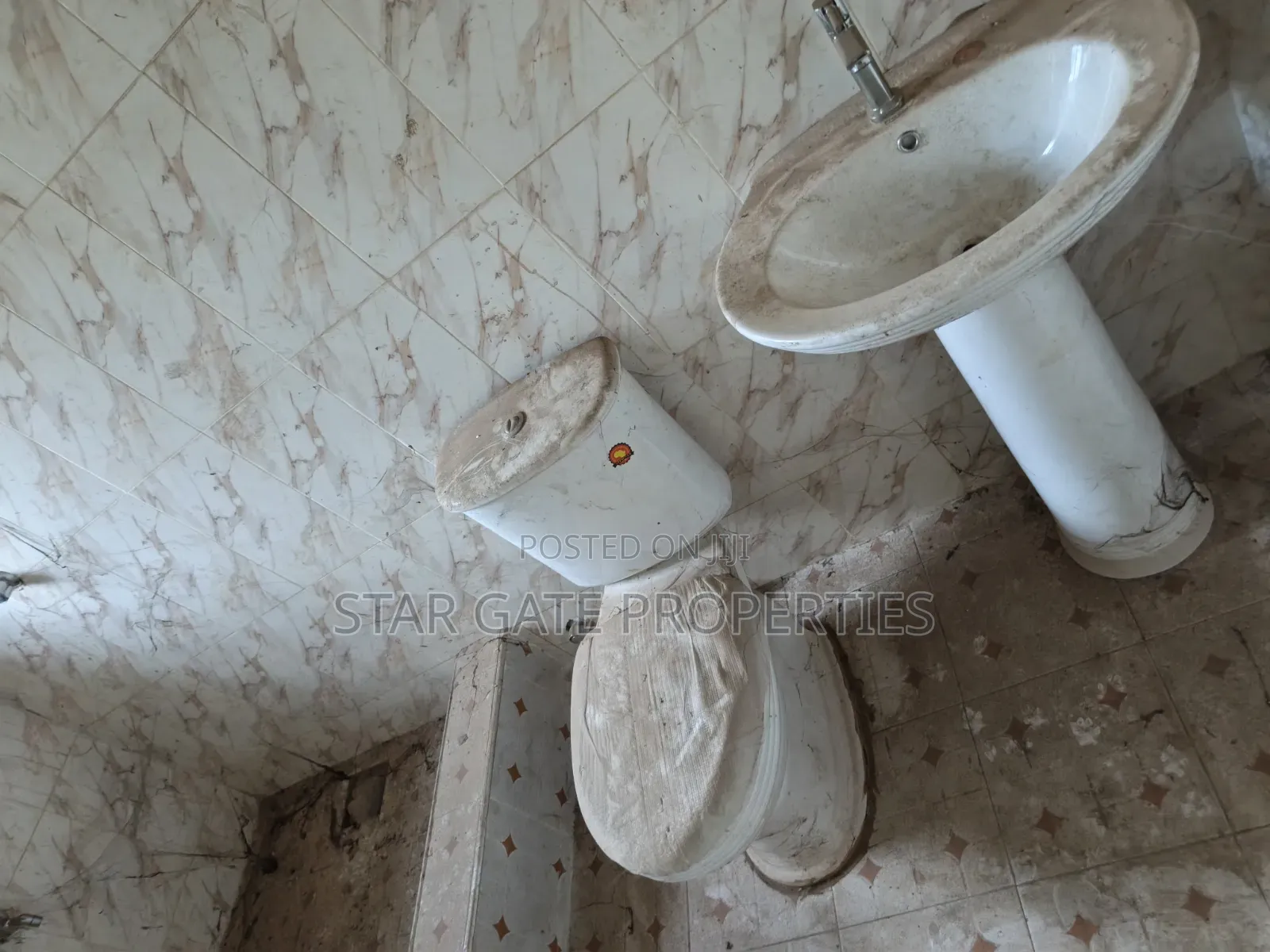 5bdrm House in Adankwaame, Kumasi Metropolitan for sale