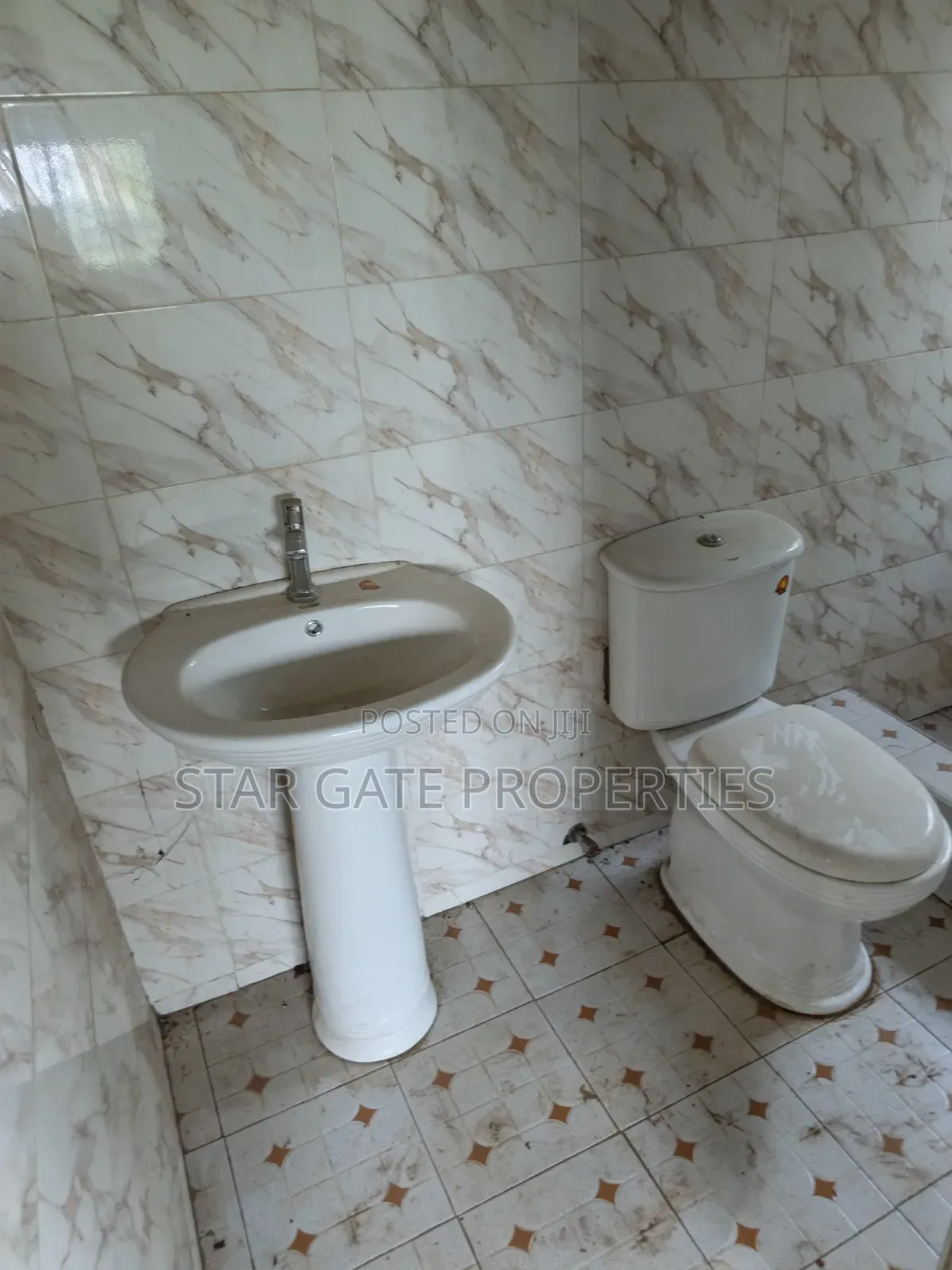 5bdrm House in Adankwaame, Kumasi Metropolitan for sale