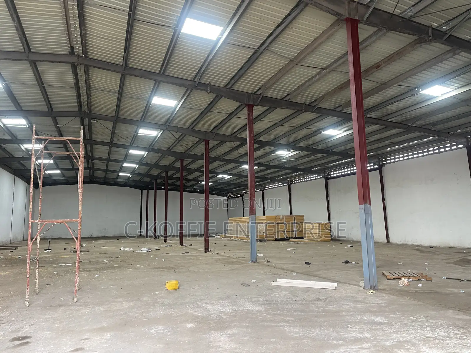 1001sqm Warehouse Plus 8bedrooms Apartments at Spintex for Rent