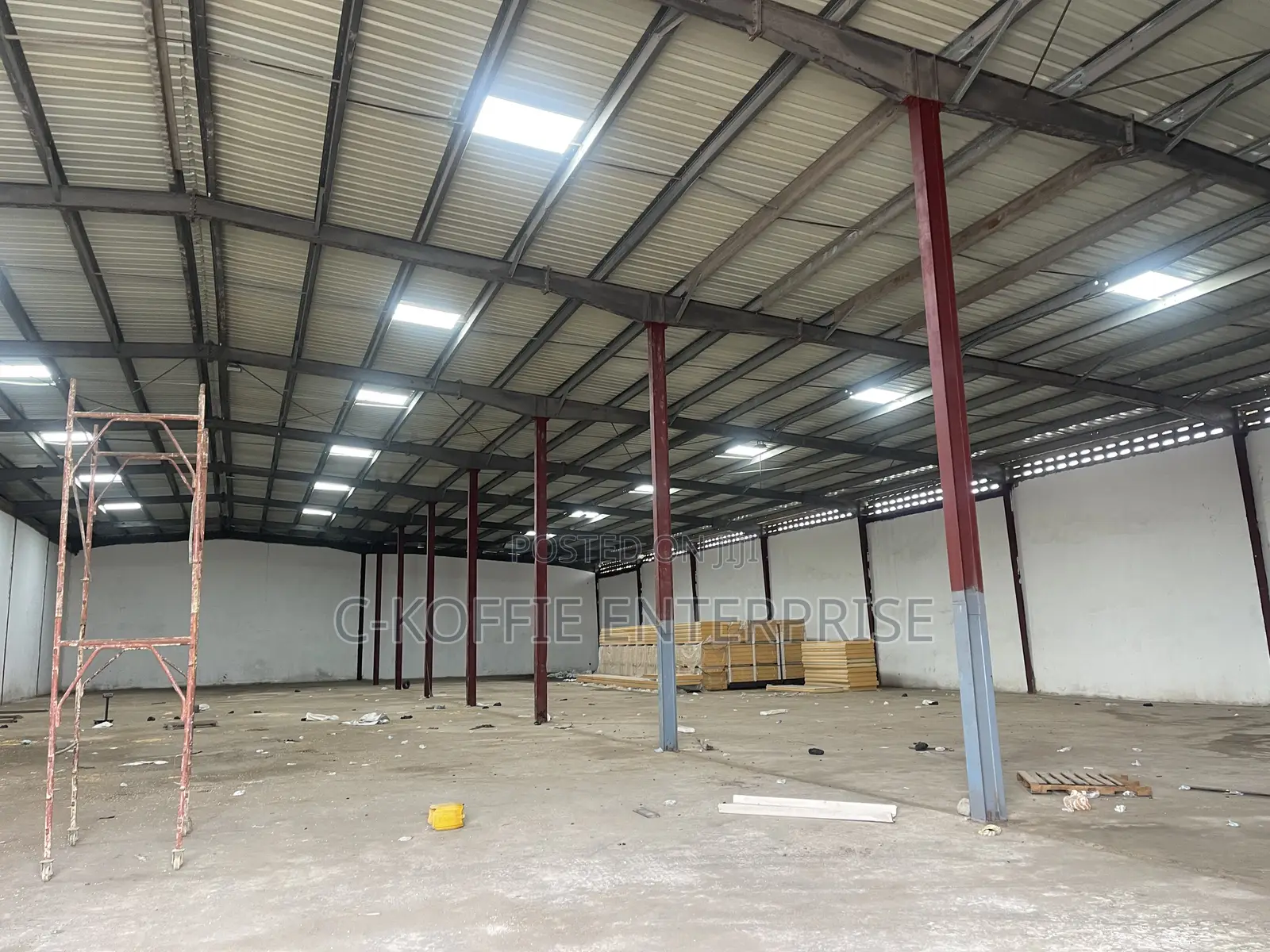 1001sqm Warehouse Plus 8bedrooms Apartments at Spintex for Rent