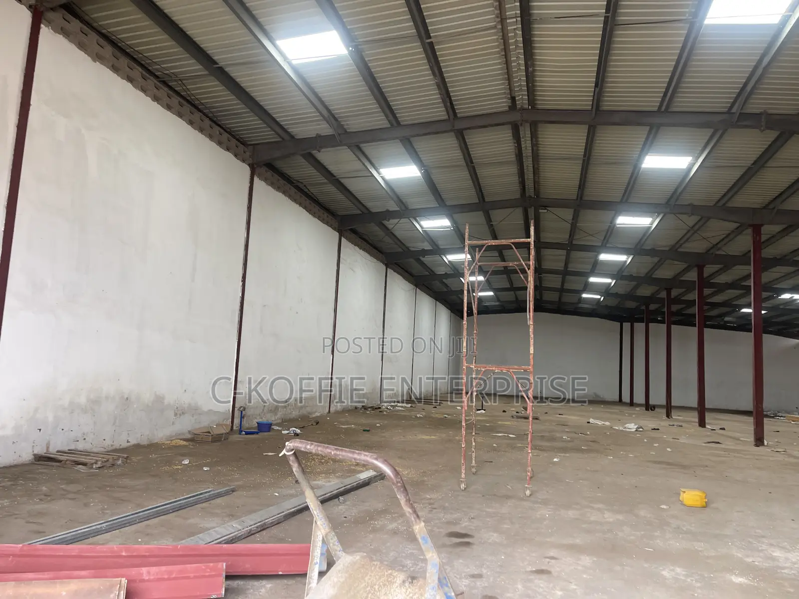 1001sqm Warehouse Plus 8bedrooms Apartments at Spintex for Rent