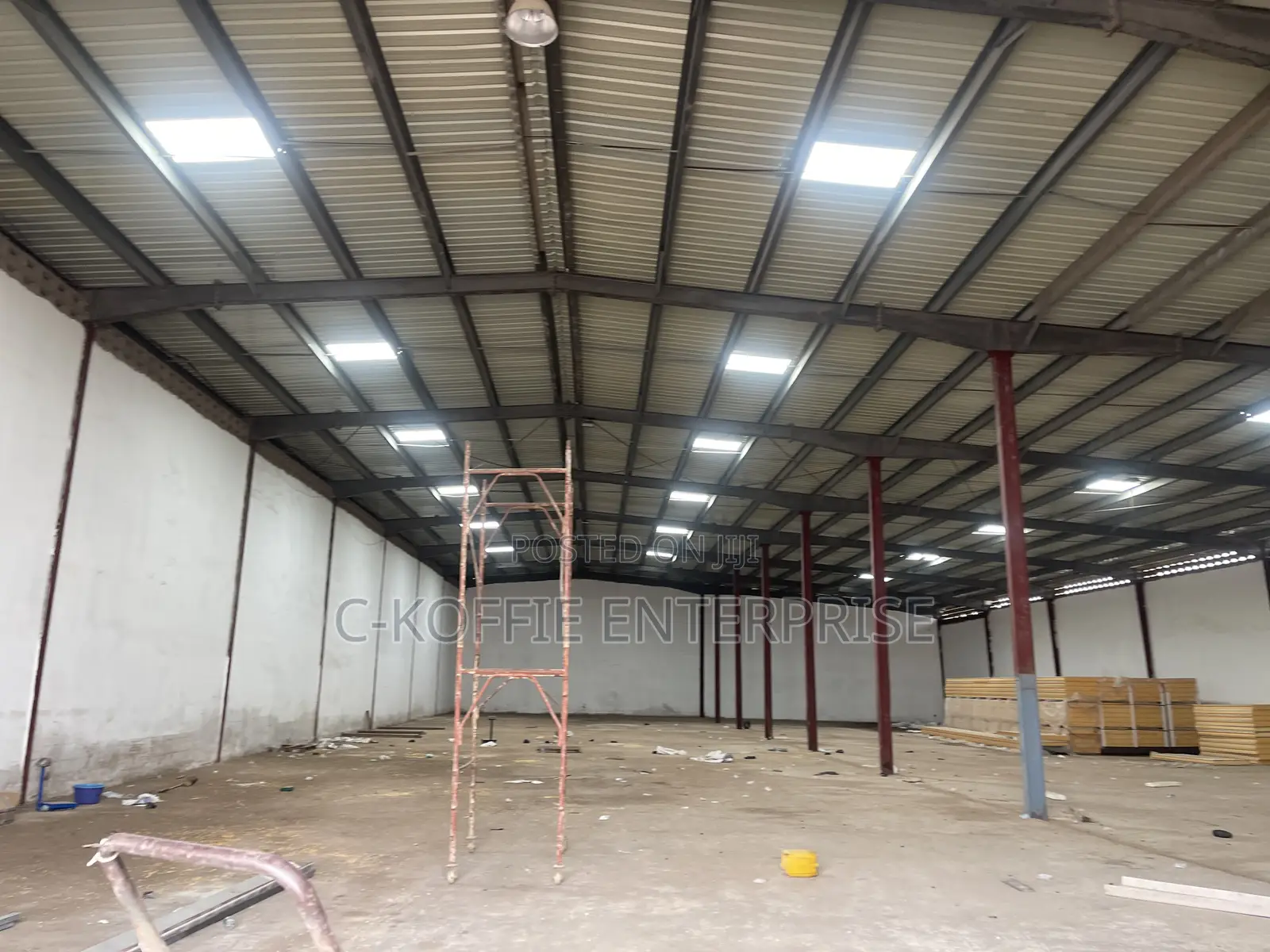 1001sqm Warehouse Plus 8bedrooms Apartments at Spintex for Rent