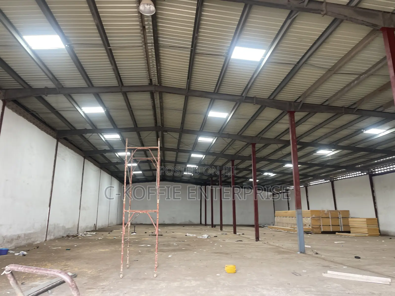 1001sqm Warehouse Plus 8bedrooms Apartments at Spintex for Rent