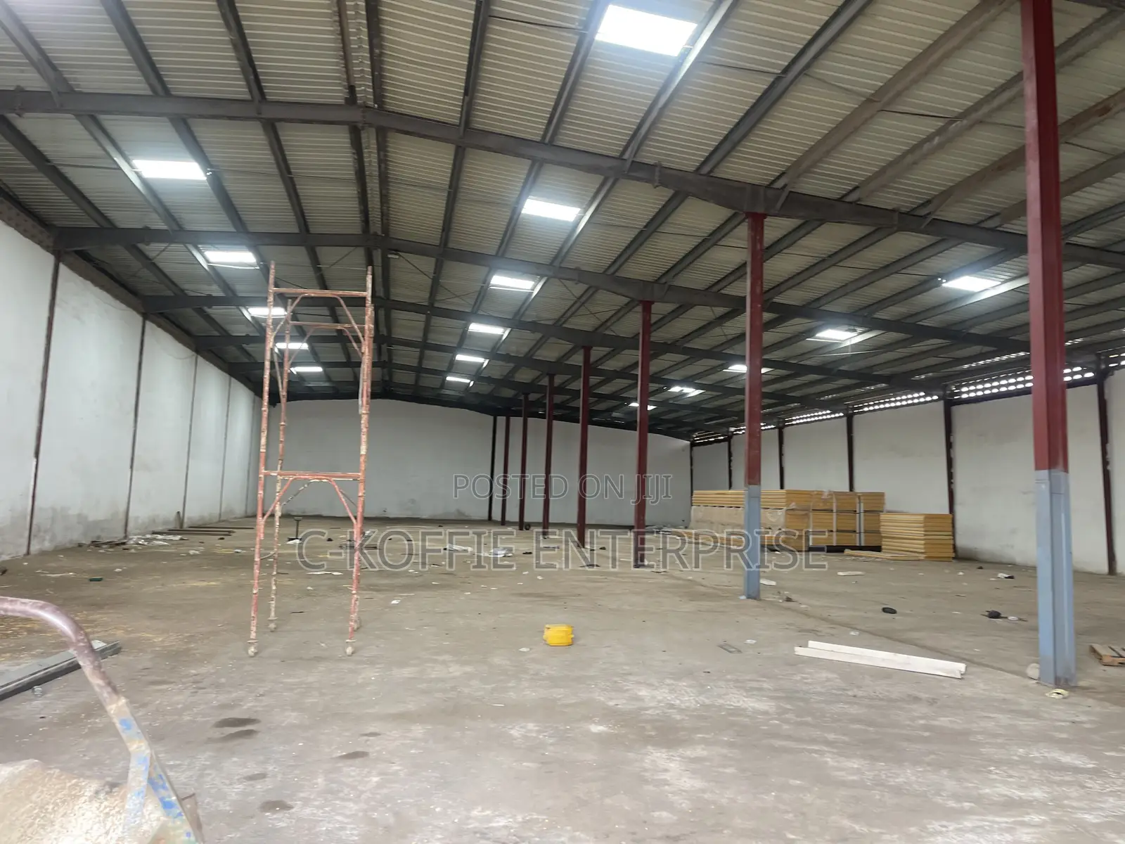 1001sqm Warehouse Plus 8bedrooms Apartments at Spintex for Rent