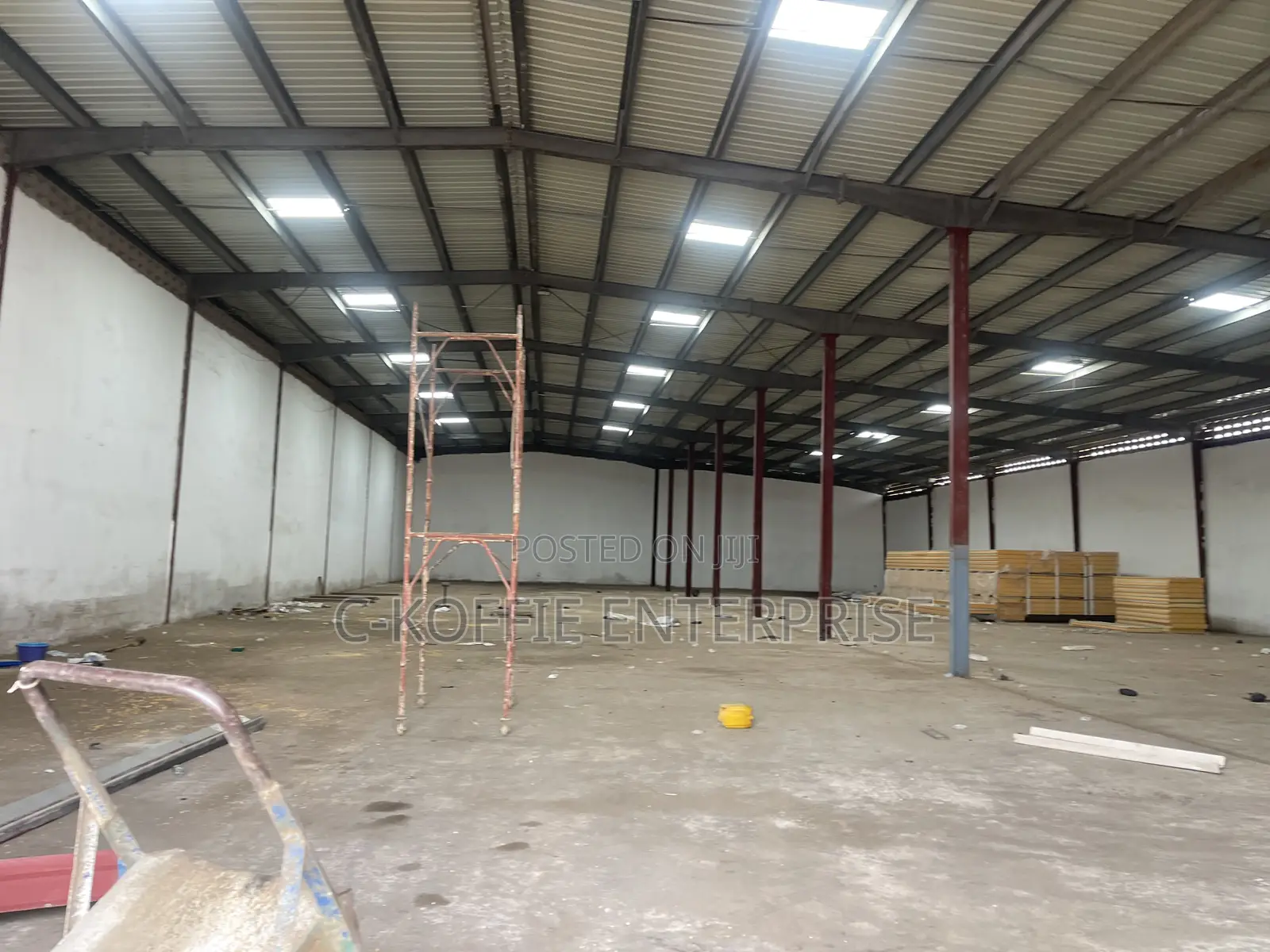 1001sqm Warehouse Plus 8bedrooms Apartments at Spintex for Rent