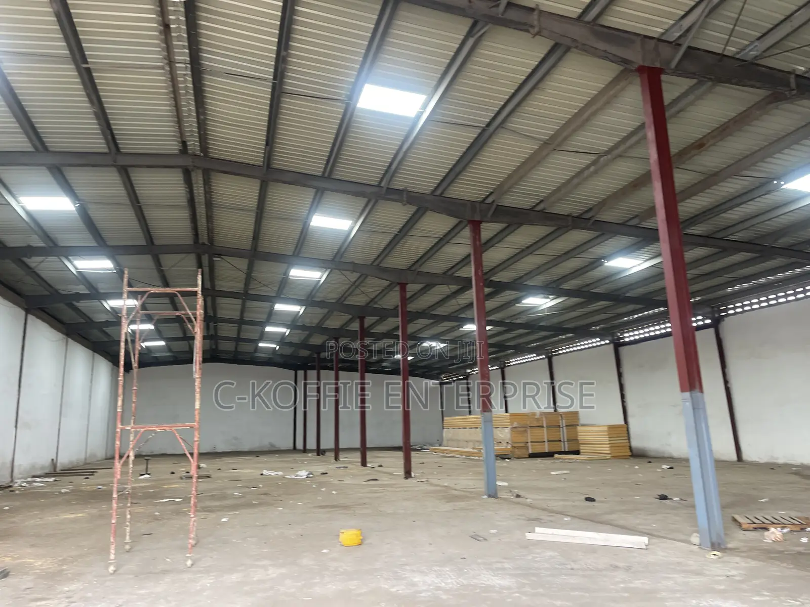 1001sqm Warehouse Plus 8bedrooms Apartments at Spintex for Rent