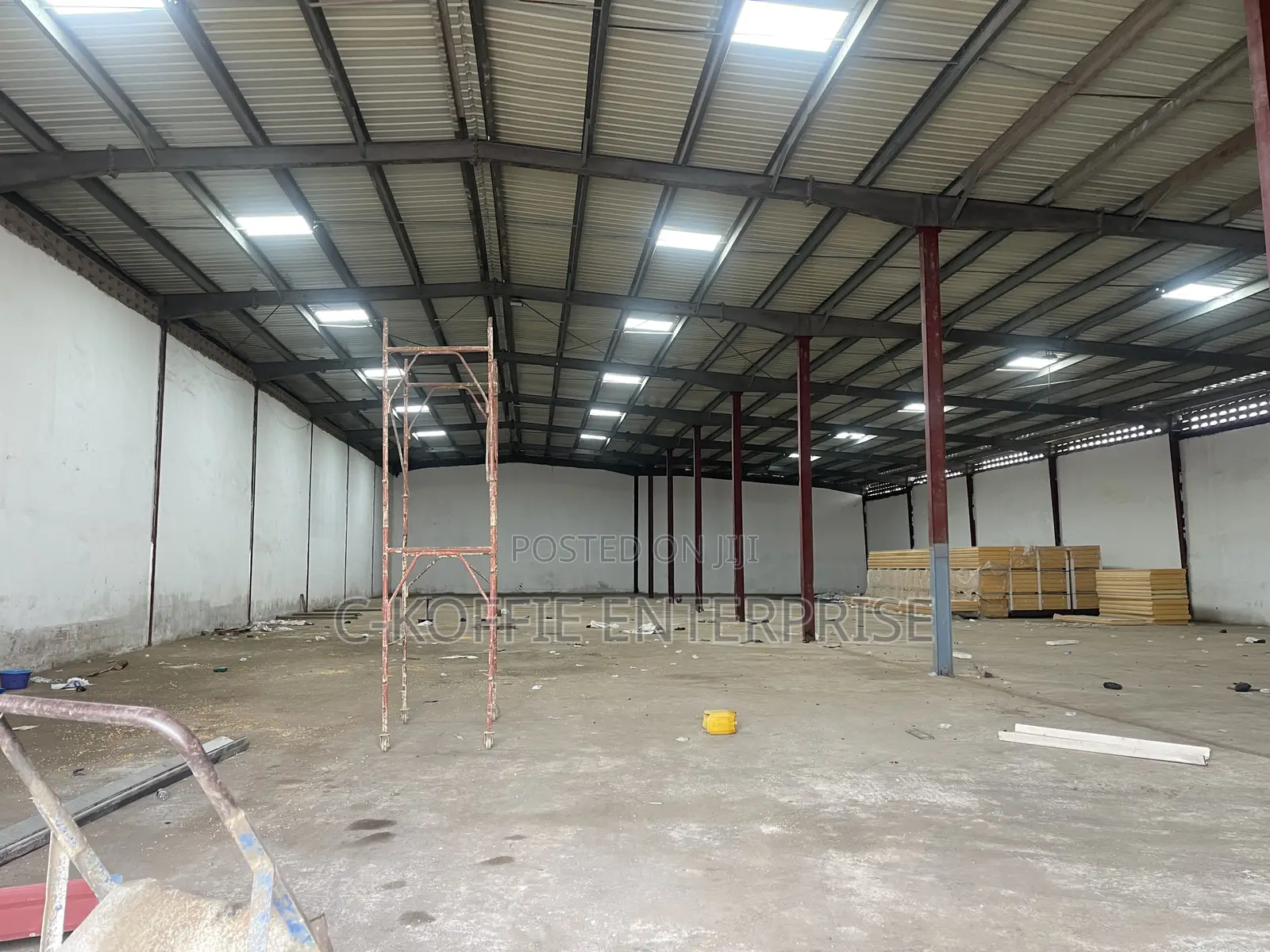 1001sqm Warehouse Plus 8bedrooms Apartments at Spintex for Rent