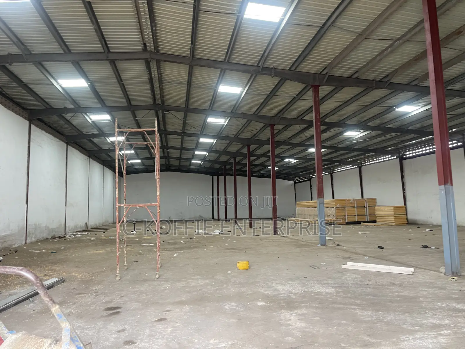 1001sqm Warehouse Plus 8bedrooms Apartments at Spintex for Rent
