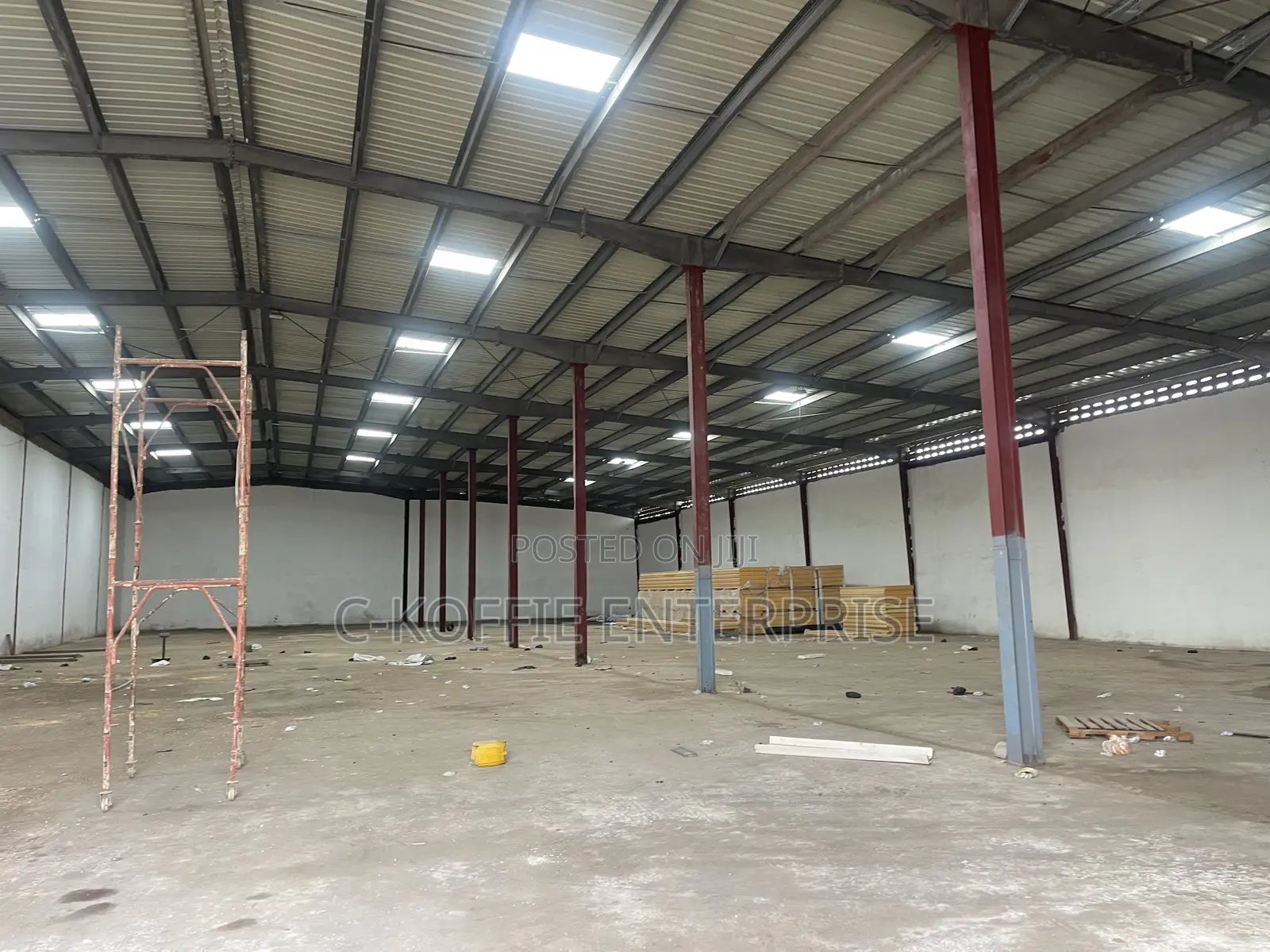 1001sqm Warehouse Plus 8bedrooms Apartments at Spintex for Rent
