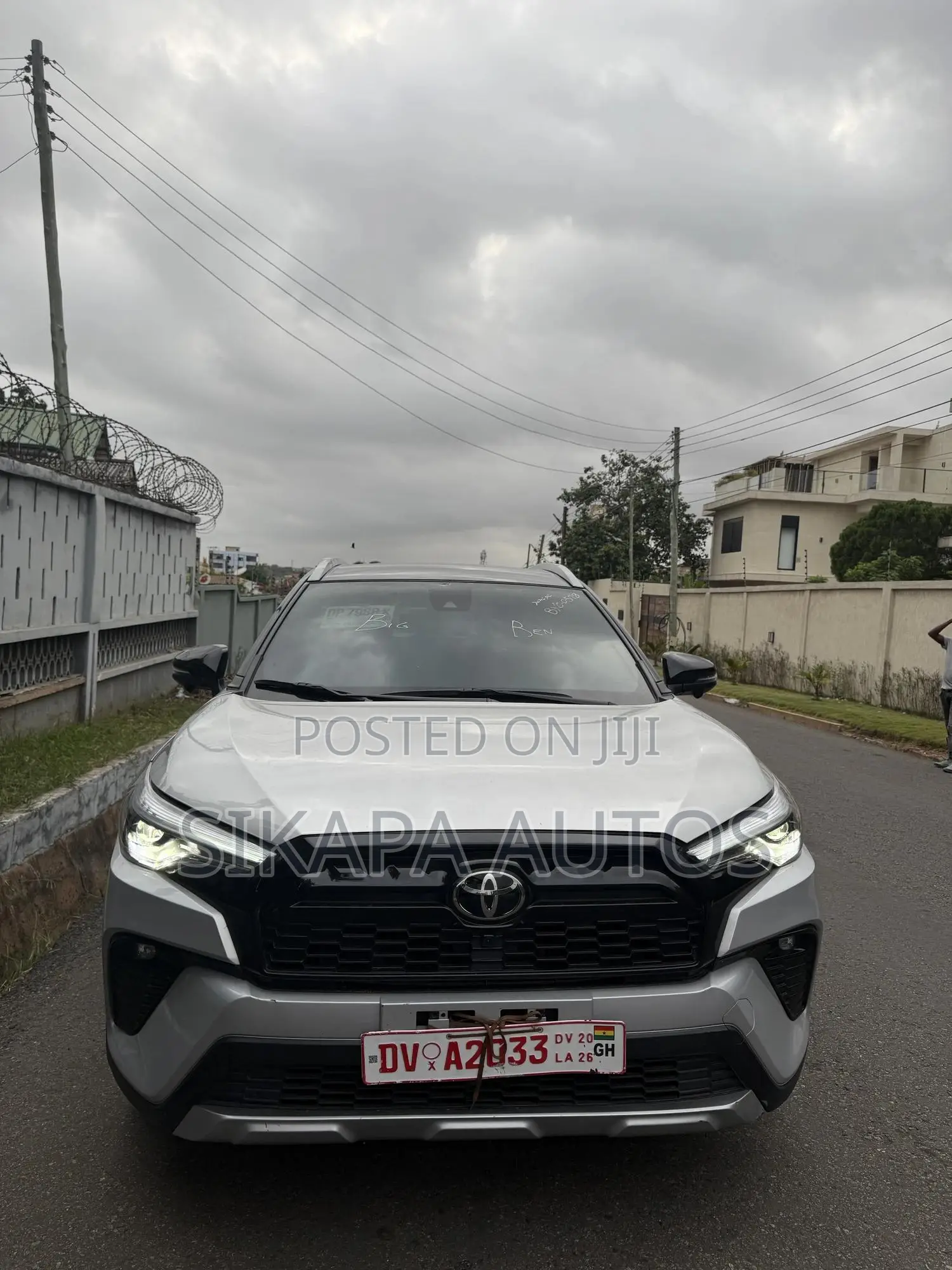 Toyota Corolla Cross Hybrid XSE AWD 2025 Silver