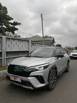 Toyota Corolla Cross Hybrid XSE AWD 2025 Silver