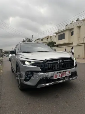 Toyota Corolla Cross Hybrid XSE AWD 2025 Silver