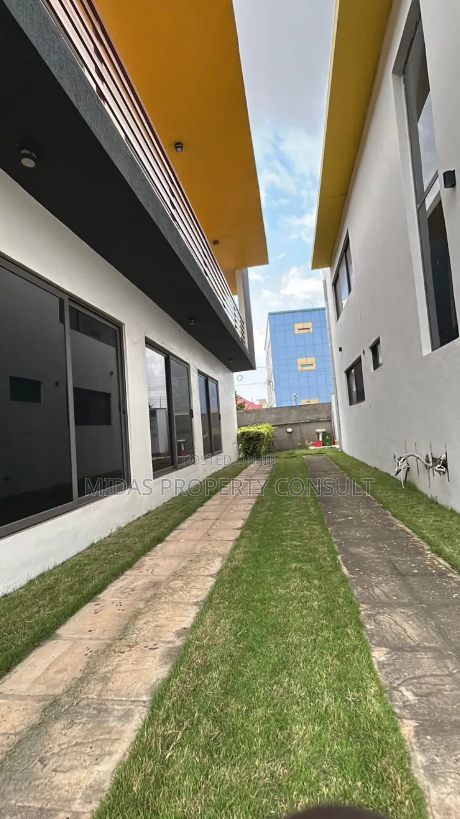 4bdrm Townhouse/Terrace in Abelemkpe, Perez Chapel Area for sale