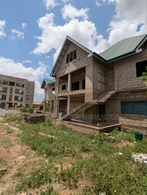 4bdrm Apartment in Pokuase for sale