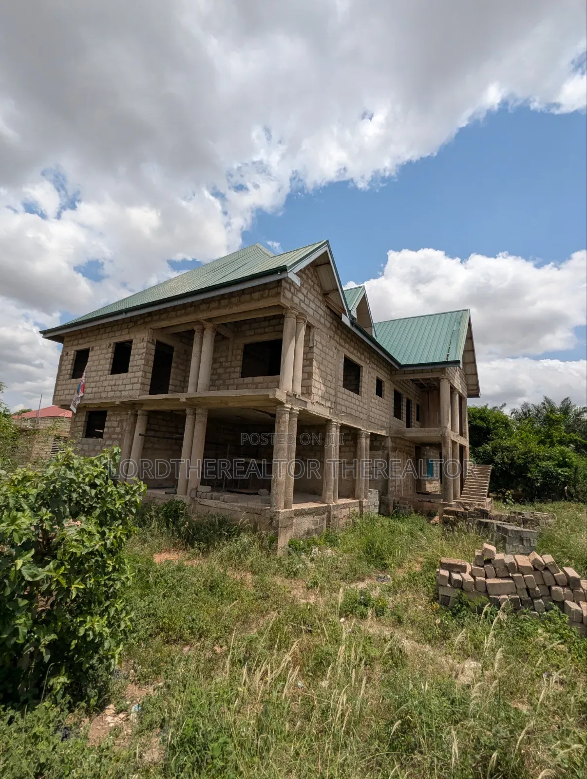 4bdrm Apartment in Pokuase for sale