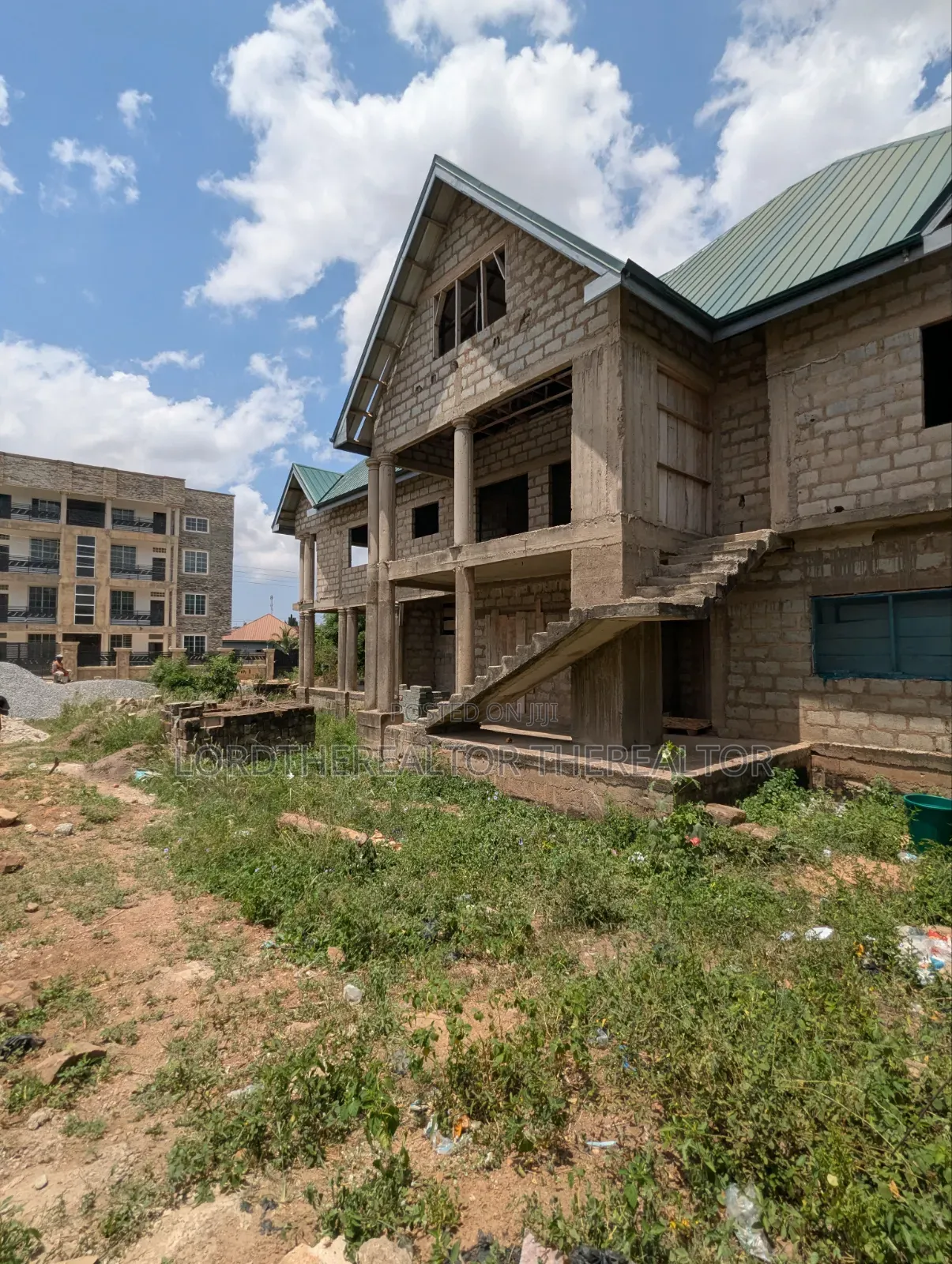 4bdrm Apartment in Pokuase for sale