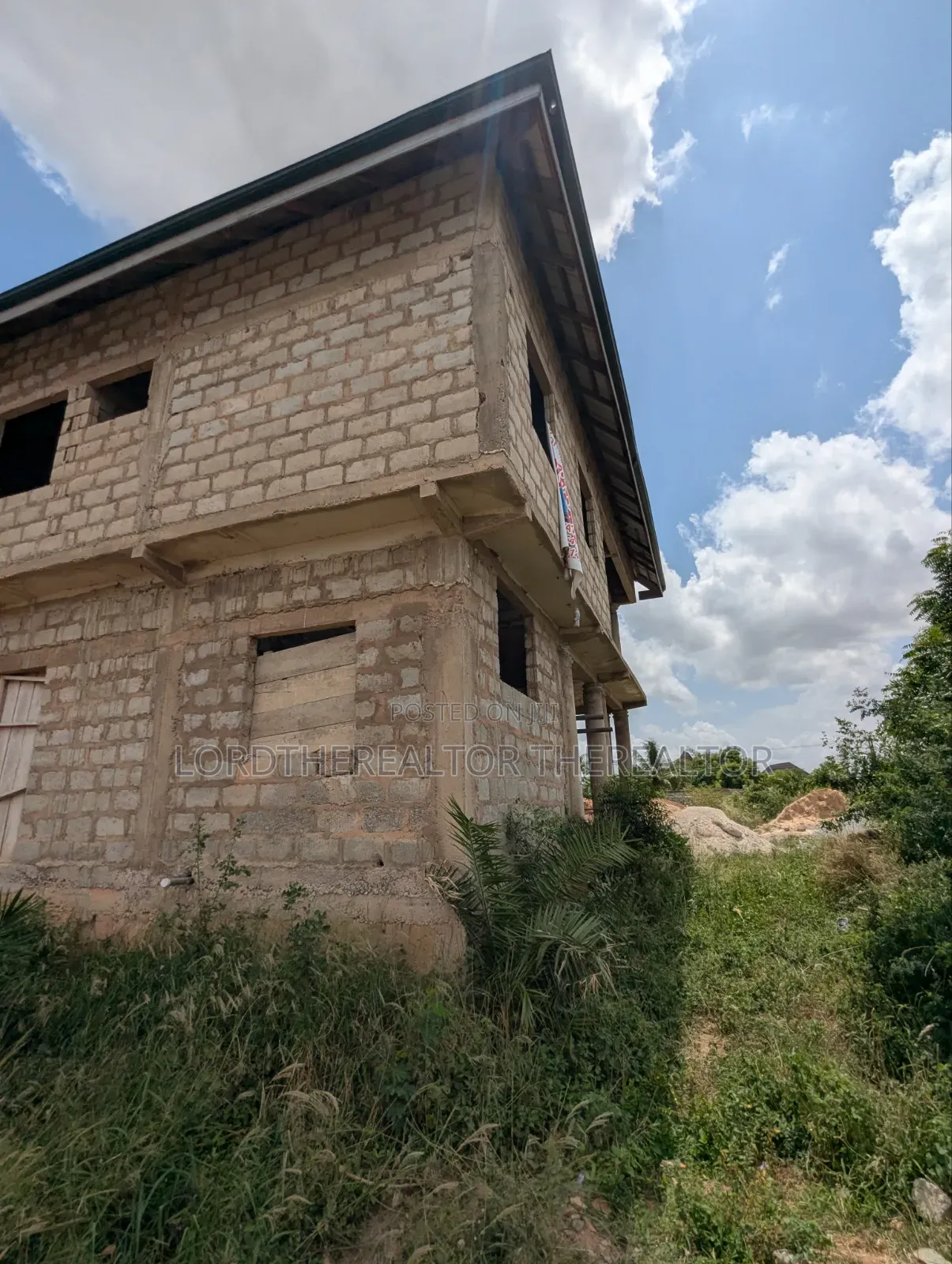 4bdrm Apartment in Pokuase for sale