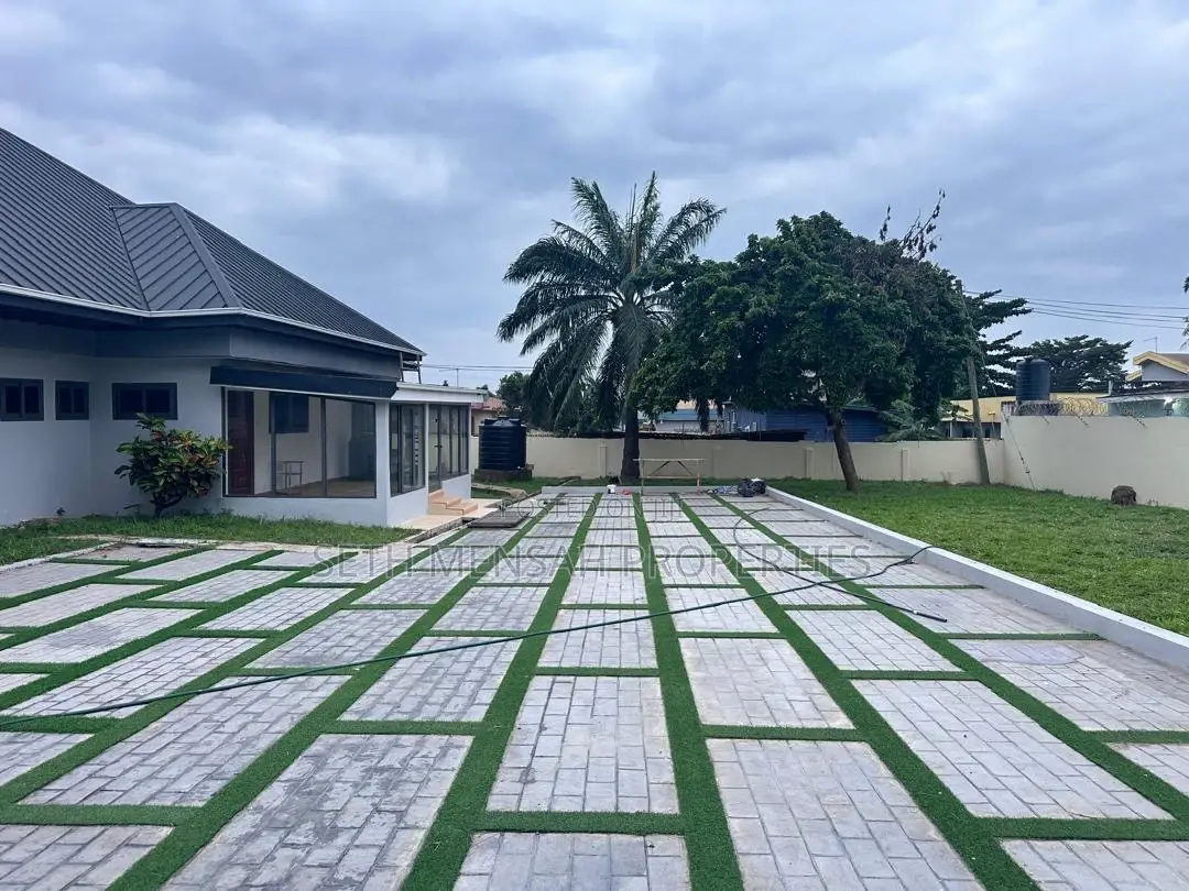 5bdrm House in 5 Bedroom House, Mile 7 for rent