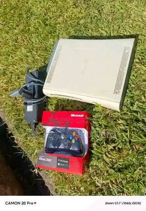 White Xbox 360 Slim