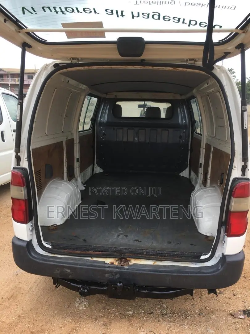 Toyota HiAce 2007 White