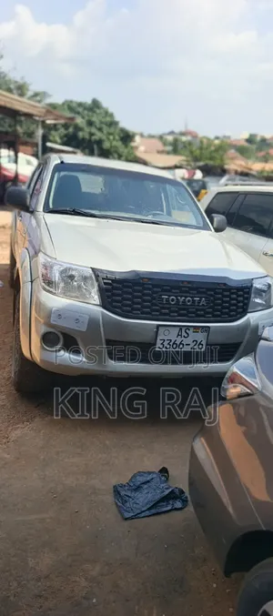 Toyota Hilux SR 4x4 2013 Silver