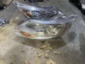Ford Focus 2012 Headlight Pair