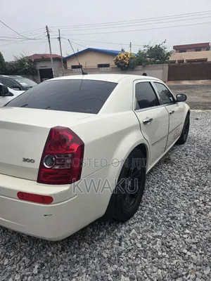 Chrysler 300 2010 Off white