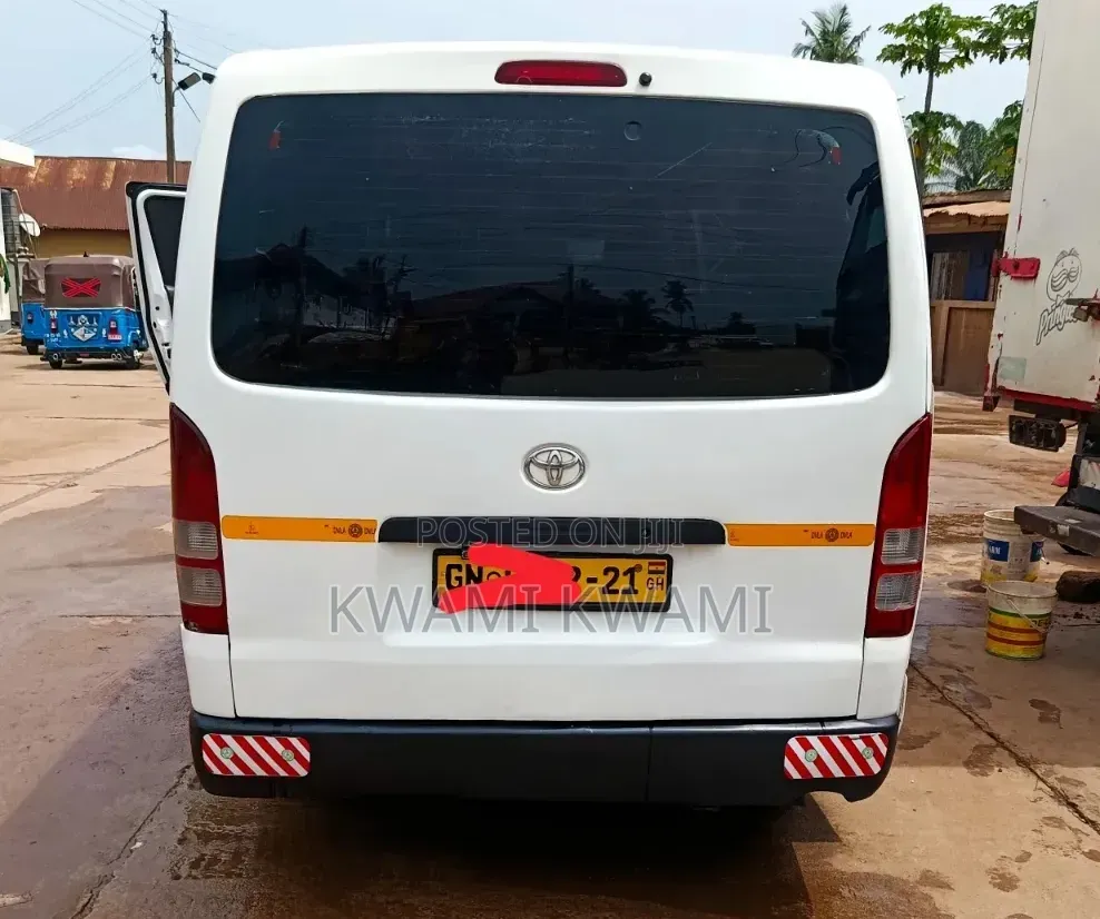 Toyota HiAce 2011 White