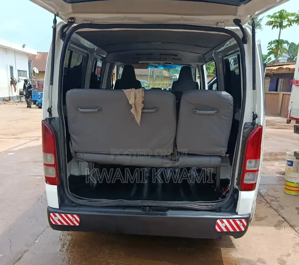 Toyota HiAce 2011 White