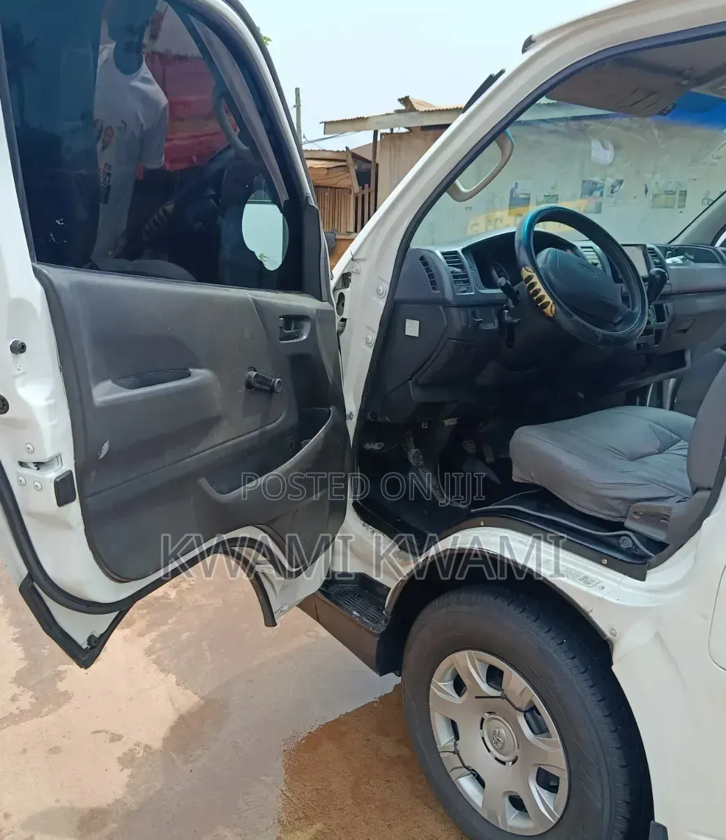 Toyota HiAce 2011 White