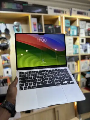 New Laptop Apple MacBook Air 2022 M2 8GB Apple M2 SSD 256GB