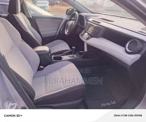 Toyota RAV4 XLE 4dr SUV (2.5L 4cyl 6A) 2018 Silver