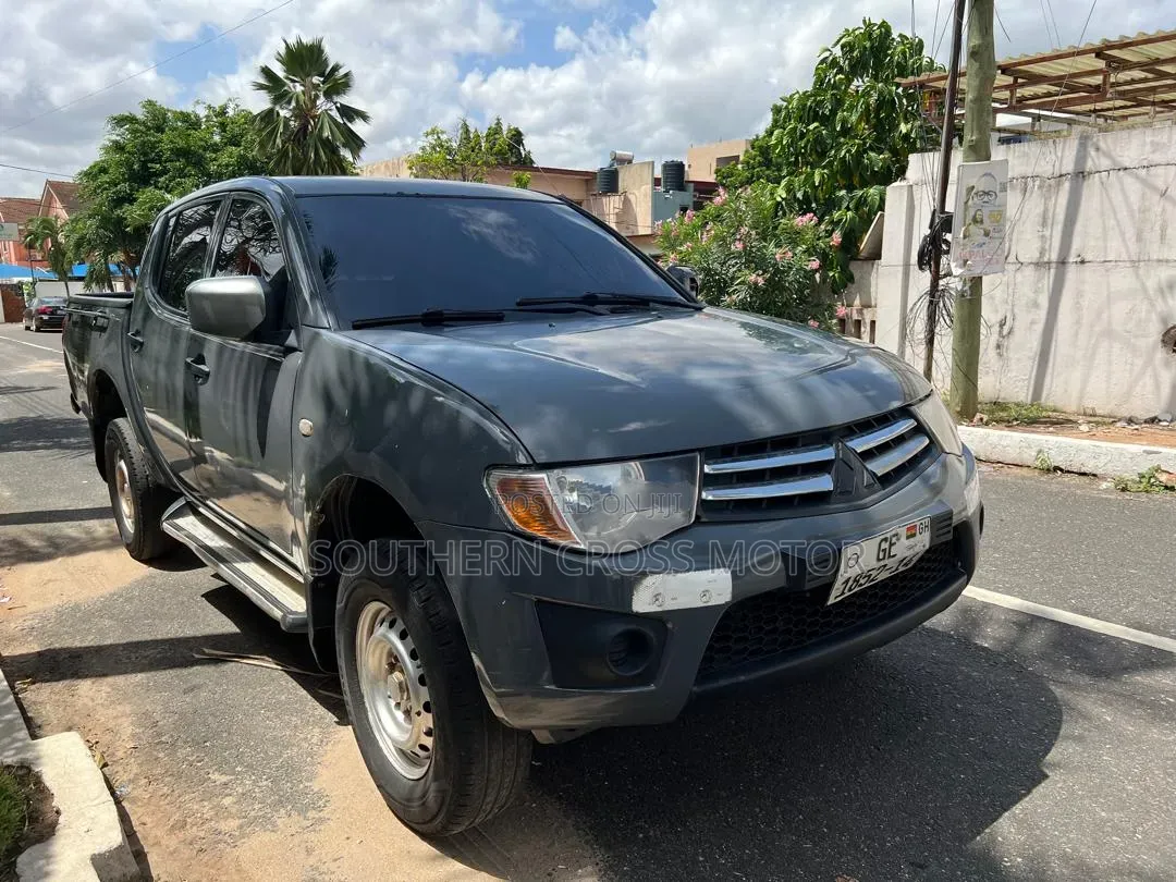 Mitsubishi L200 Double Cab 2.5 180hp 4WD 2013 Gray