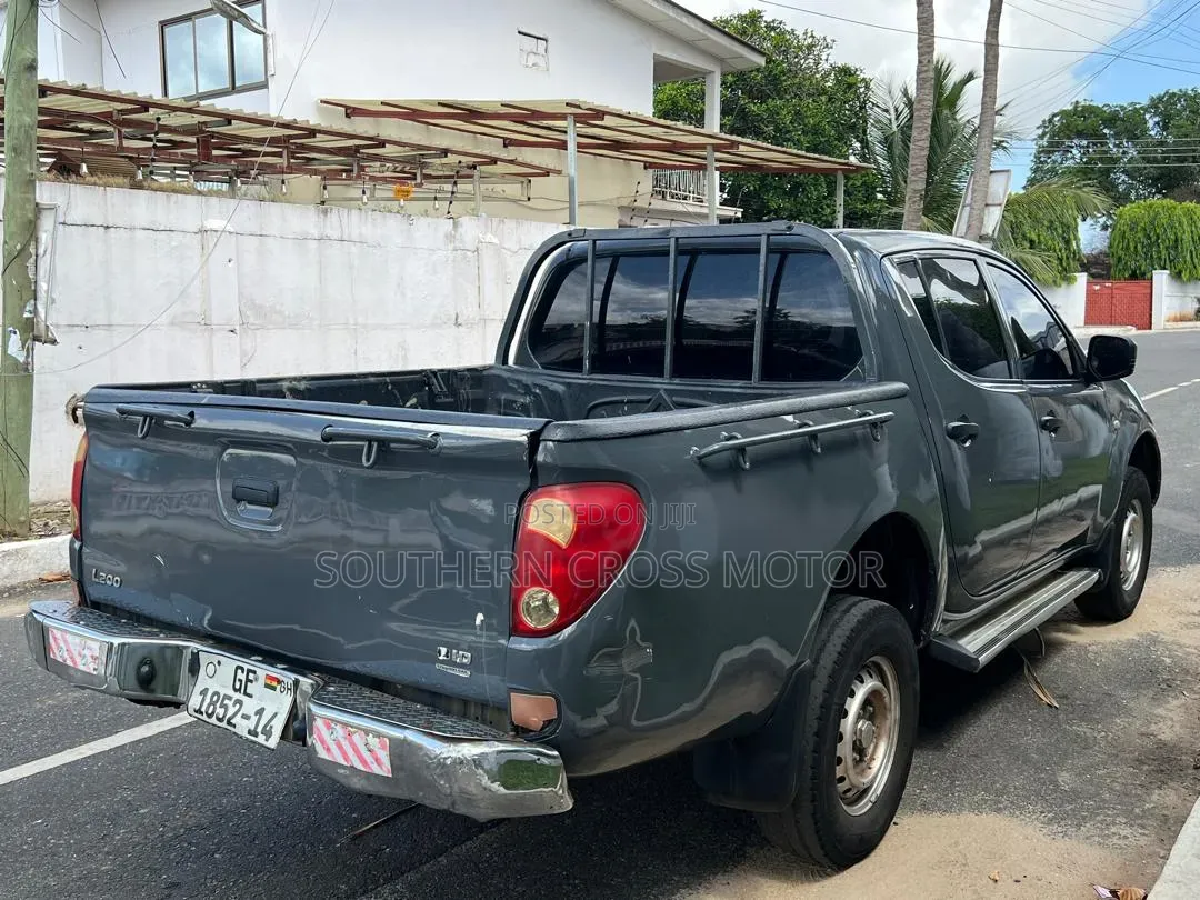Mitsubishi L200 Double Cab 2.5 180hp 4WD 2013 Gray