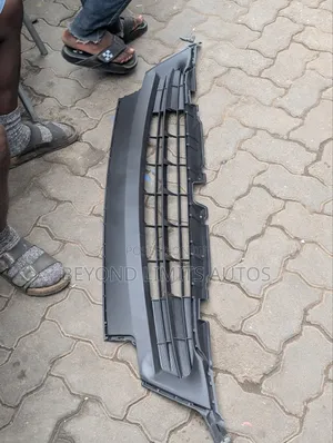 Toyota Rav4 2016,2017,2018 Down Bumper Grille / Shell Le