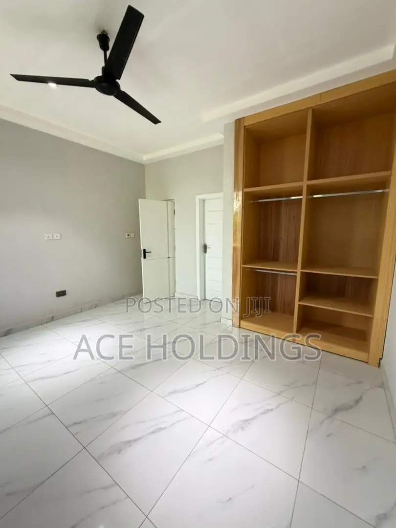 4bdrm Mansion in Lakeside for sale