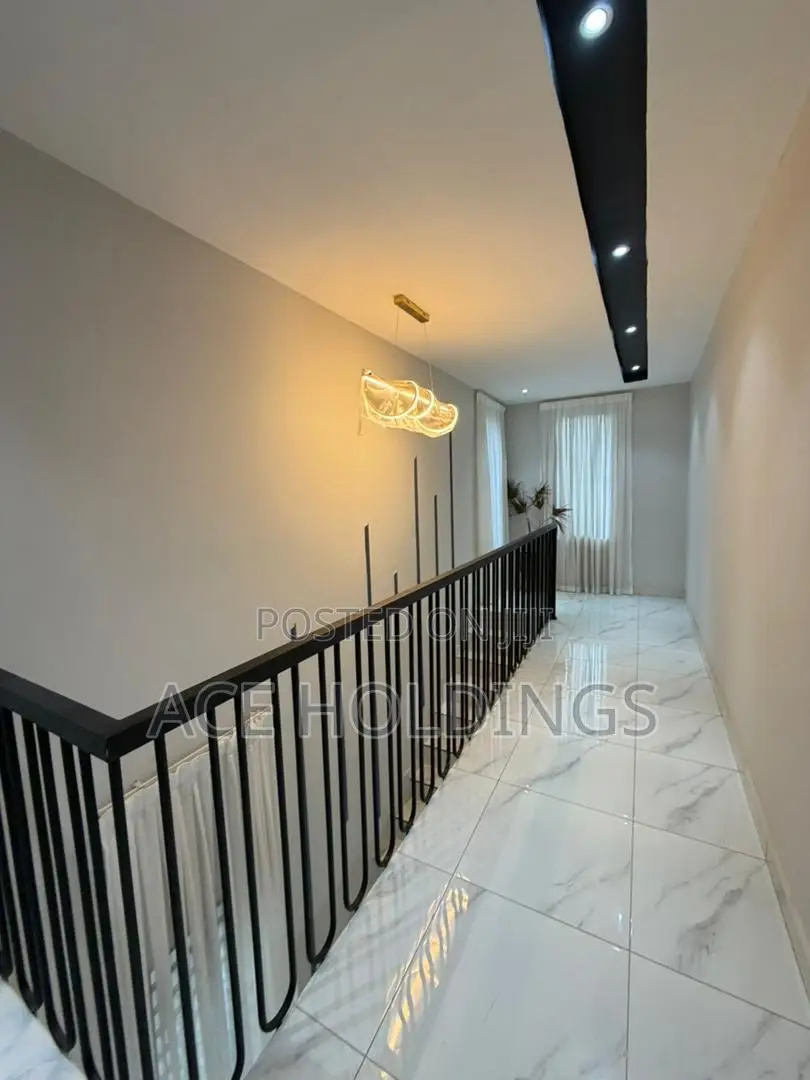4bdrm Mansion in Lakeside for sale