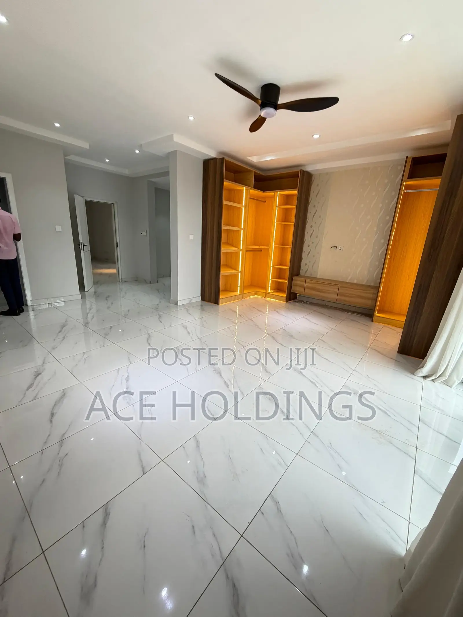 4bdrm Mansion in Lakeside for sale