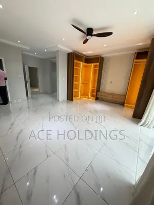 4bdrm Mansion in Lakeside for sale