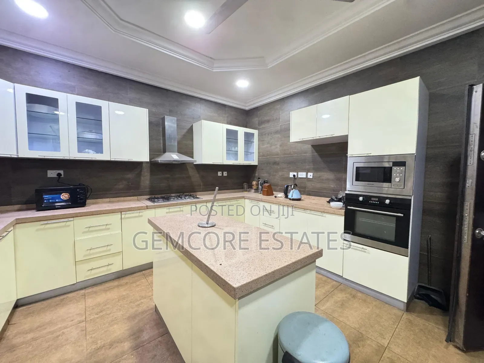 Furnished 6bdrm House in East Legon Main, Boundary Road Area for rent