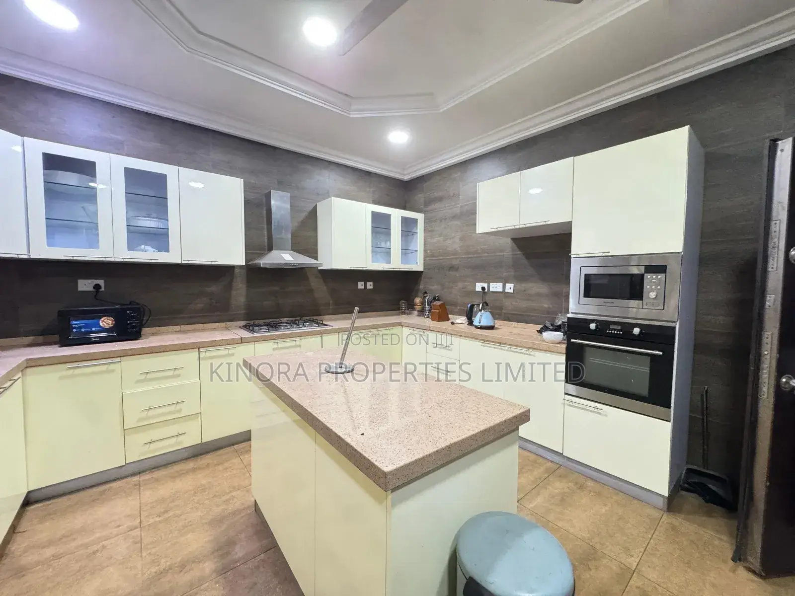 Furnished 7bdrm Apartment in East Legon Main, American House for rent