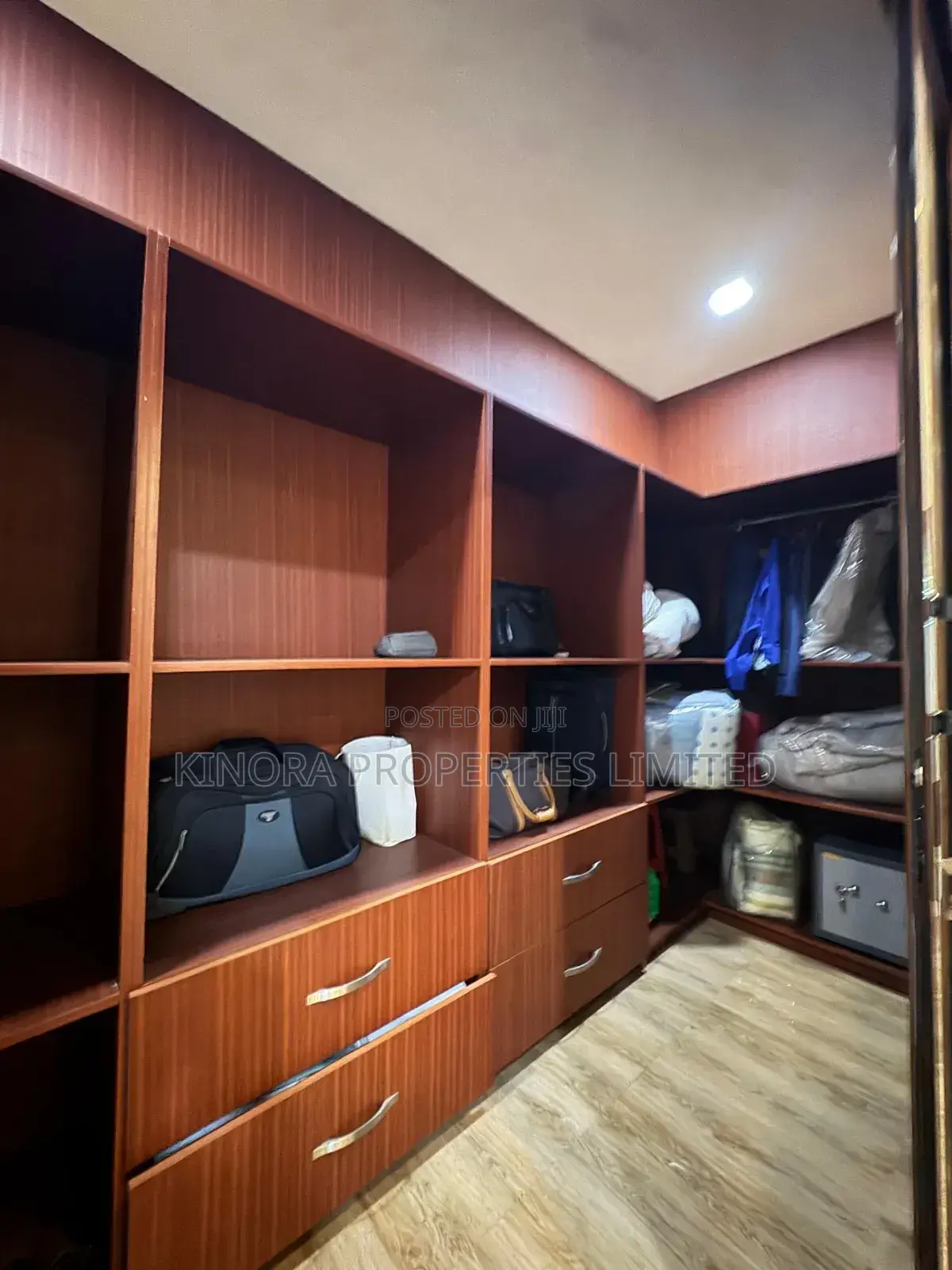 Furnished 7bdrm Apartment in East Legon Main, American House for rent