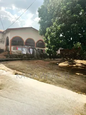 11/2 Plot and With 4 Bedroom Old House for Sale