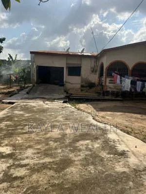 11/2 Plot and With 4 Bedroom Old House for Sale