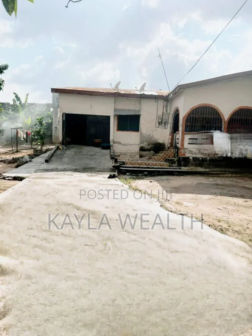 11/2 Plot and With 4 Bedroom Old House for Sale