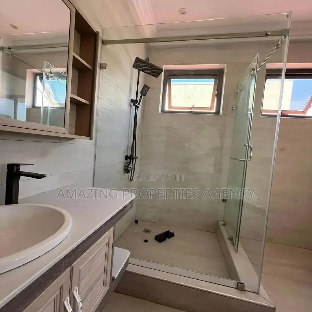 3bdrm Townhouse / Terrace in East Legon, A&C Mall Area for rent
